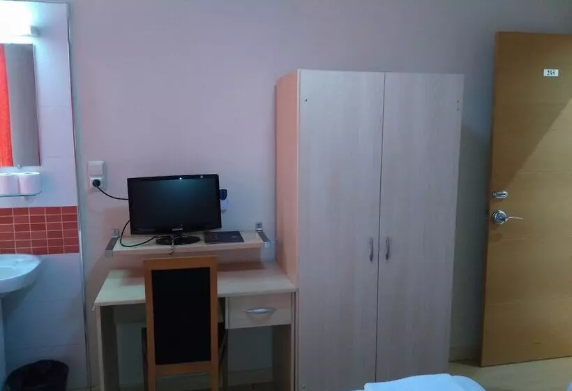 هتل Hostal Falfes