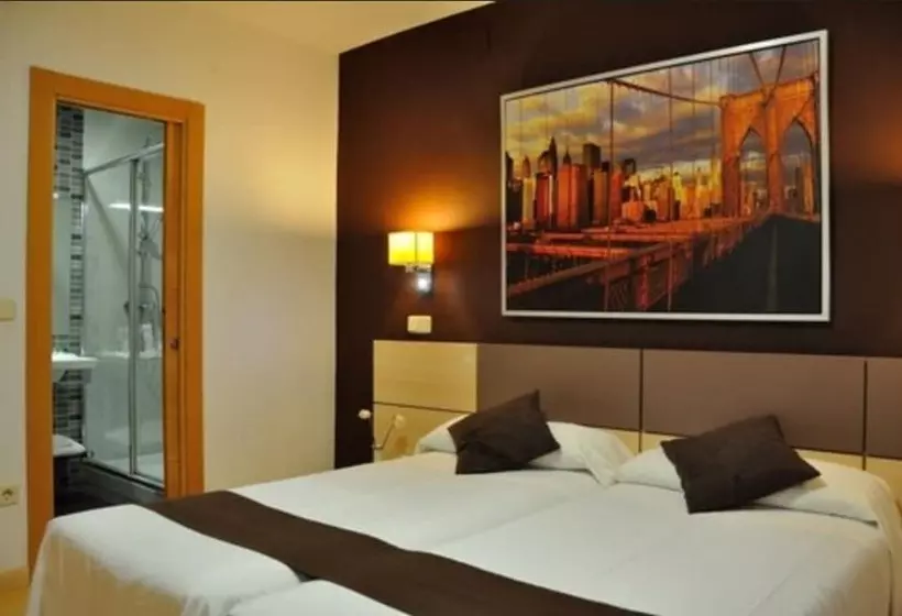 هتل Hostal Falfes