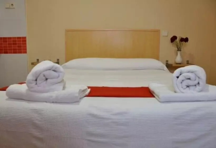 هتل Hostal Falfes