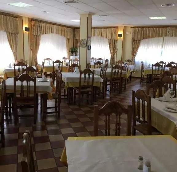 فندق Hostal Los Chopos