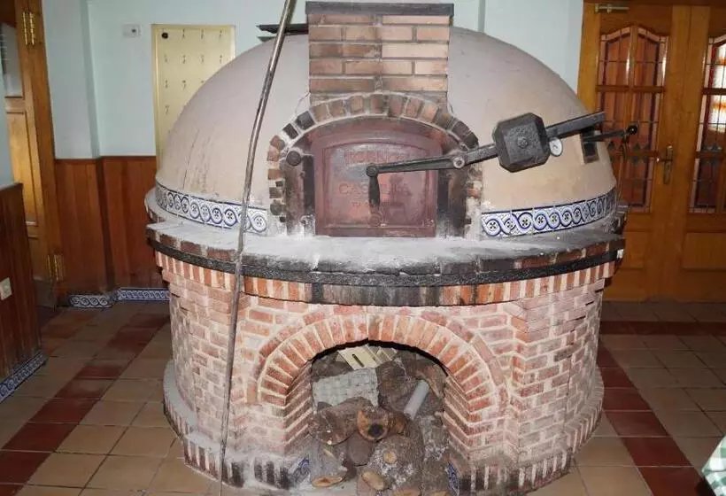 فندق Hostal Los Chopos