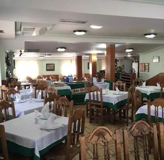 فندق Hostal Los Chopos