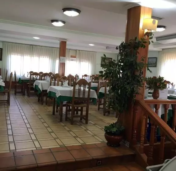 فندق Hostal Los Chopos