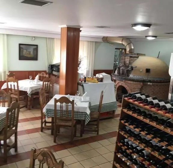 فندق Hostal Los Chopos