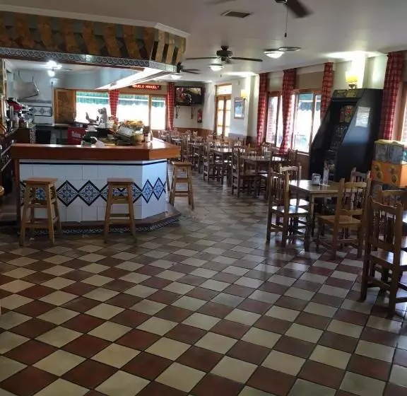 فندق Hostal Los Chopos