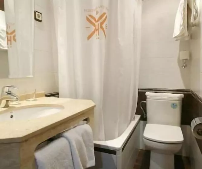 هتل Hostal Victoria Ii