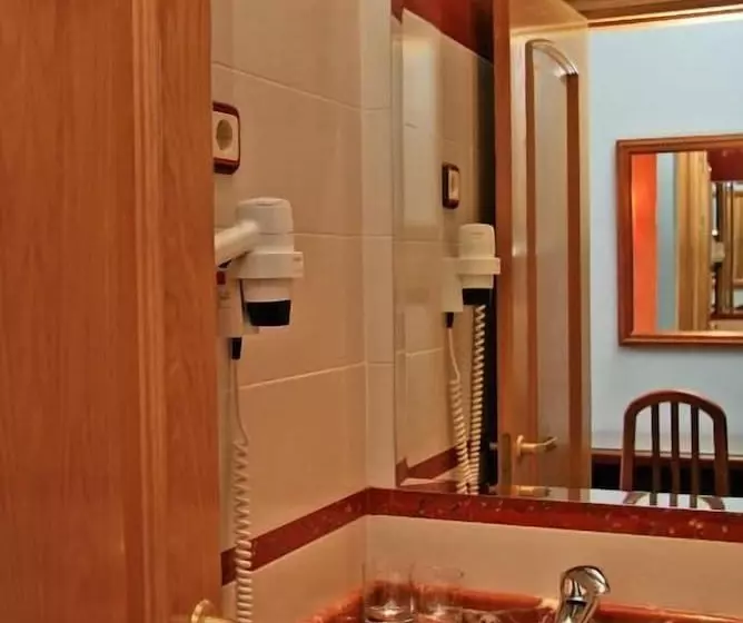 هتل Hostal Victoria Ii