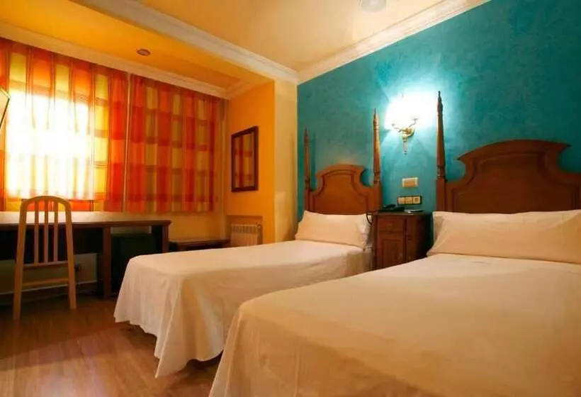 هتل Hostal Victoria Ii