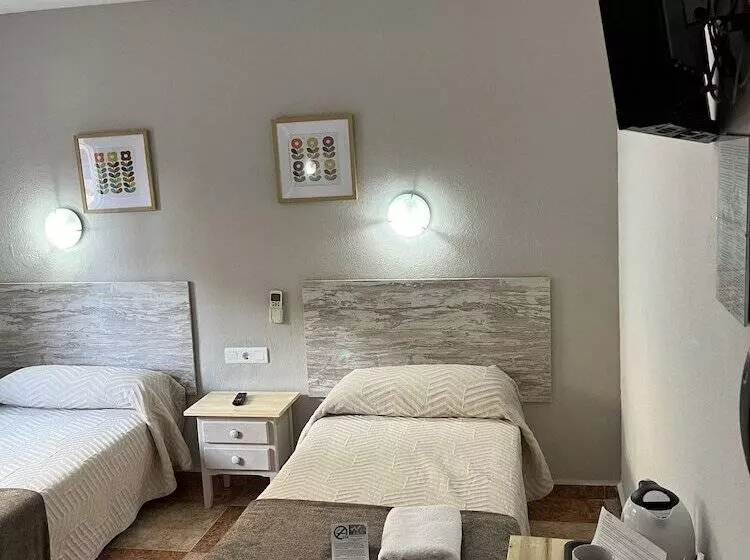 Отель Hostal Virgen Del Rocio Ii