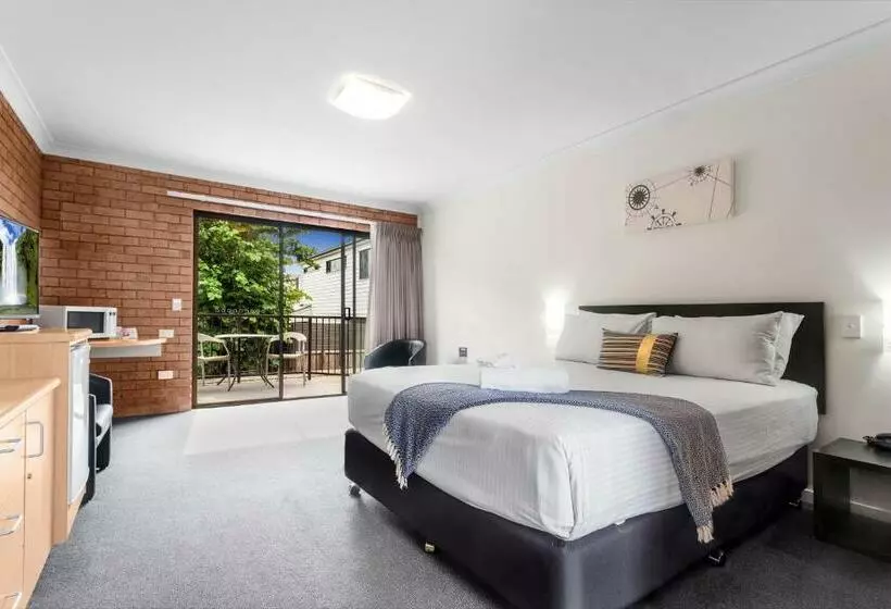 Airport Admiralty Motel