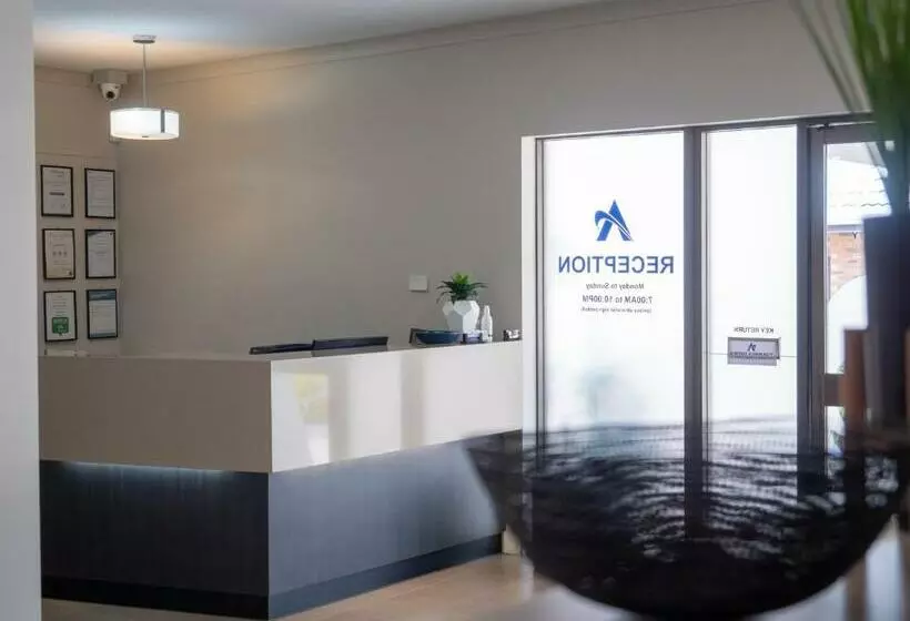 Airport Admiralty Motel