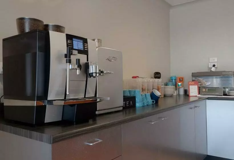 Airport Admiralty Motel