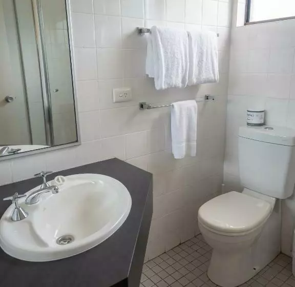 Airport Admiralty Motel