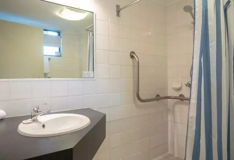 Airport Admiralty Motel