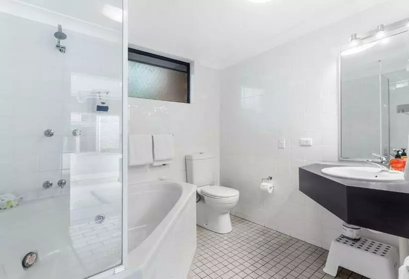 Airport Admiralty Motel