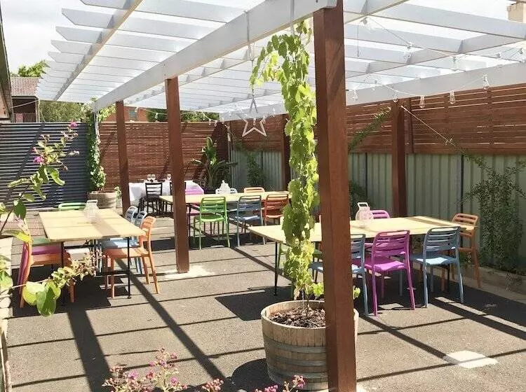 Hotel Cascades Motor Inn