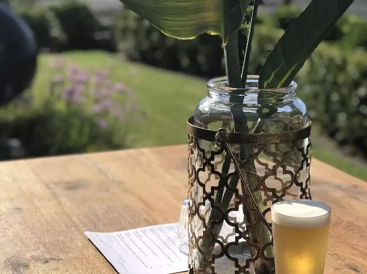 Hotel Cascades Motor Inn