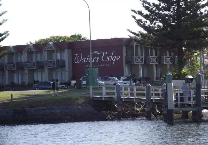 Отель Comfort Resort Waters Edge