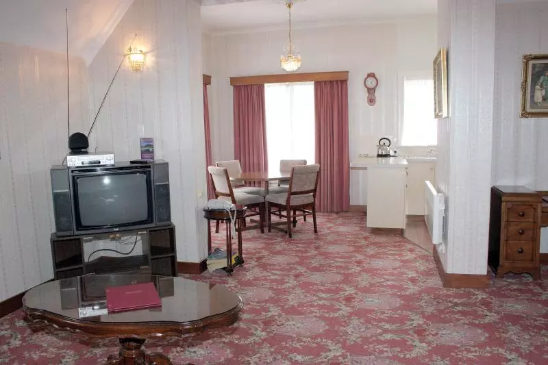 Motel Mayfair On Cavell