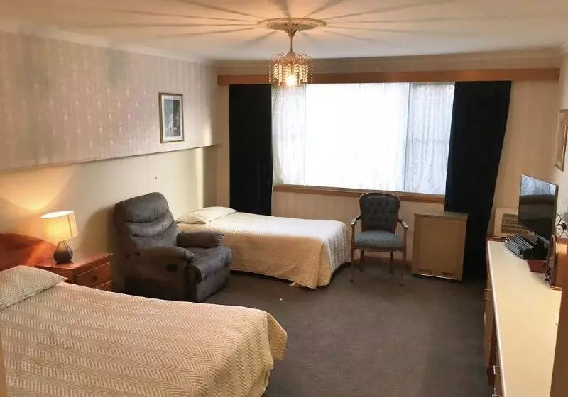 Motel Mayfair On Cavell