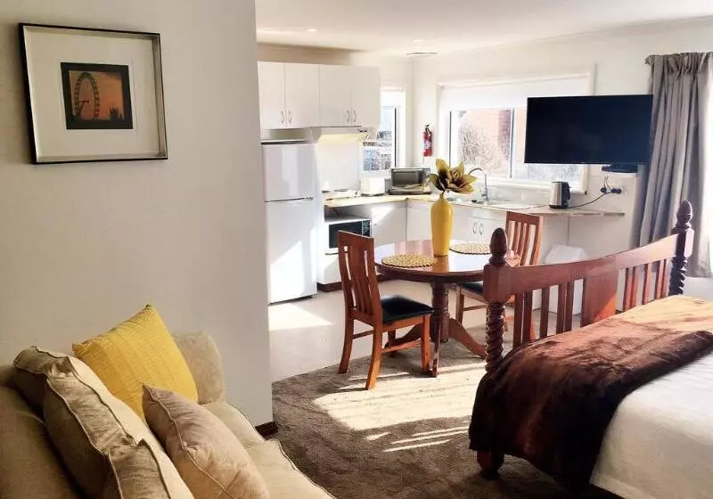 Motel Mayfair On Cavell