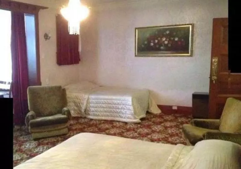 Motel Mayfair On Cavell