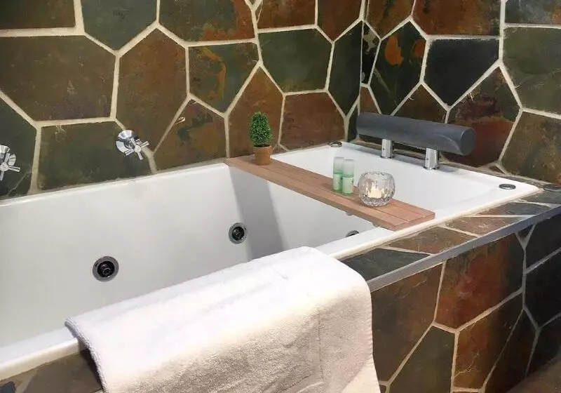 Motel Mayfair On Cavell