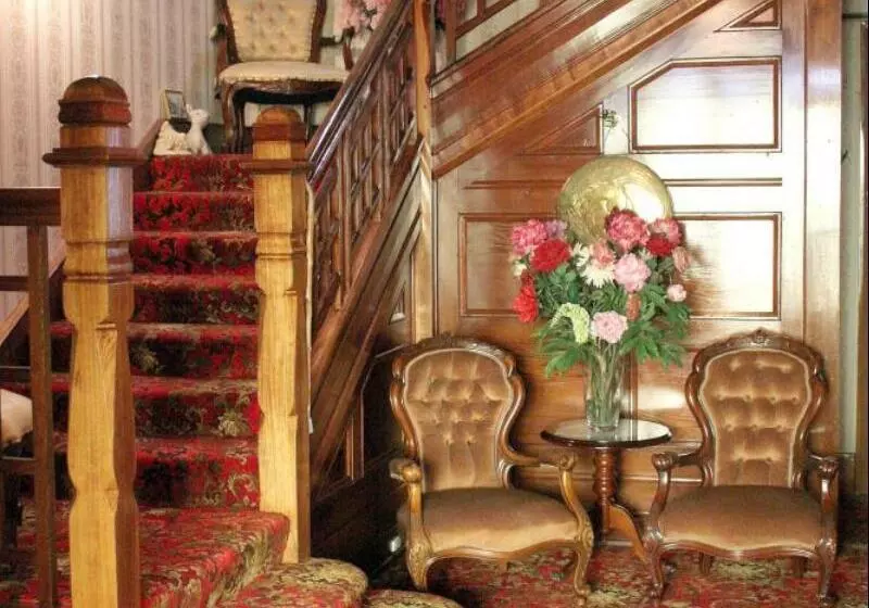 Motel Mayfair On Cavell