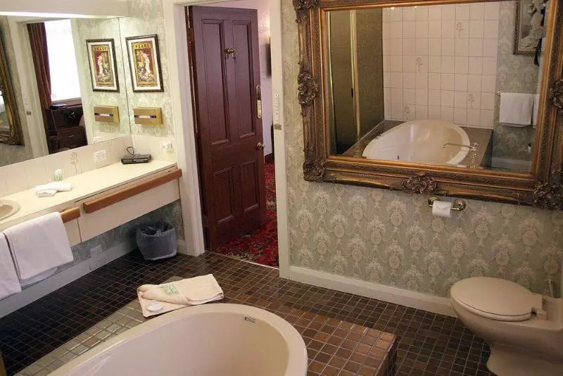 Motel Mayfair On Cavell