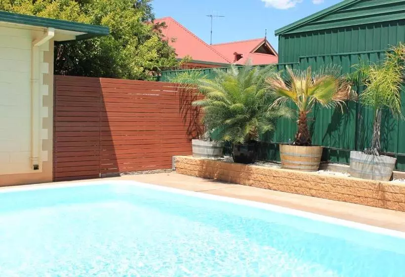 The Lodge Outback Motel