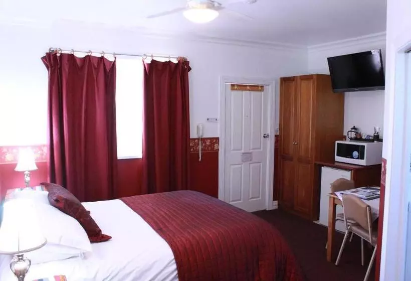 The Lodge Outback Motel
