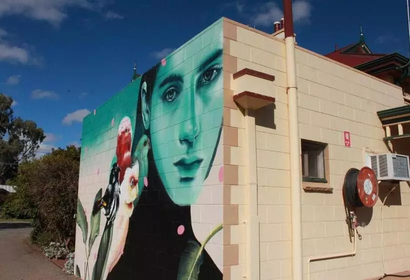 The Lodge Outback Motel