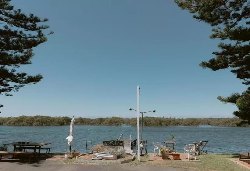 Black Swan Waterfront Motel