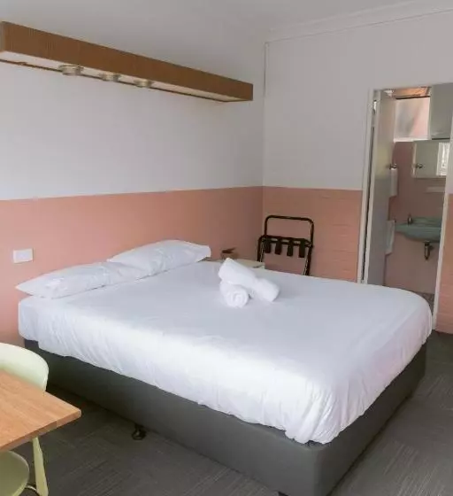 Black Swan Waterfront Motel