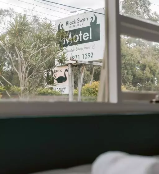 Black Swan Waterfront Motel