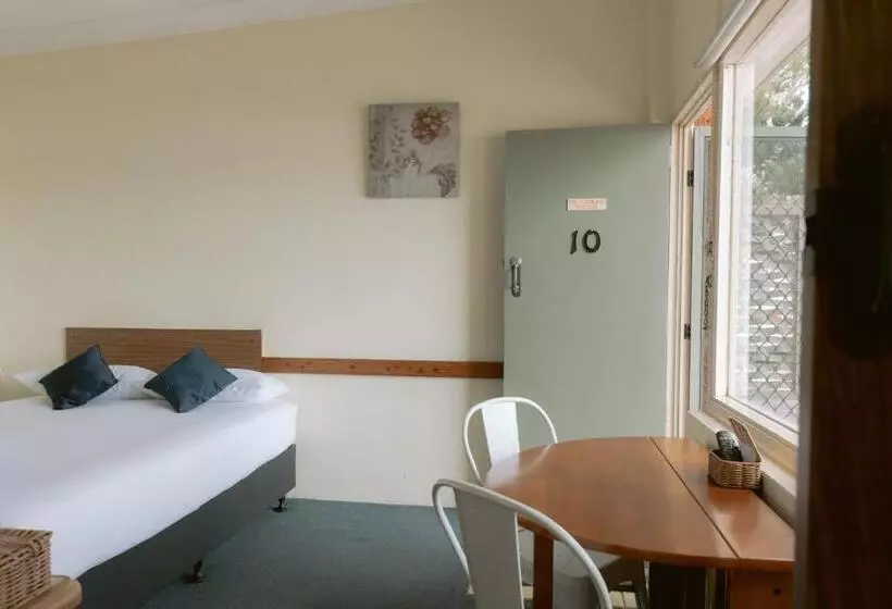 Black Swan Waterfront Motel