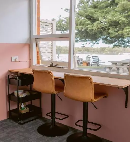 Black Swan Waterfront Motel