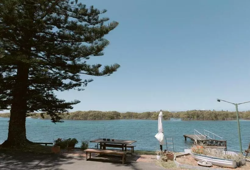 Black Swan Waterfront Motel