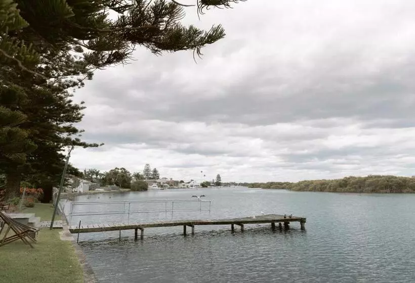 Black Swan Waterfront Motel