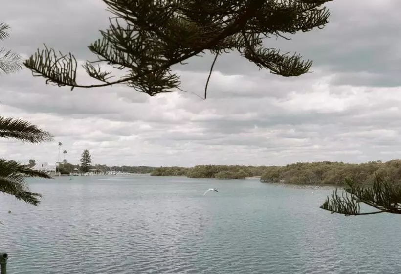 Black Swan Waterfront Motel