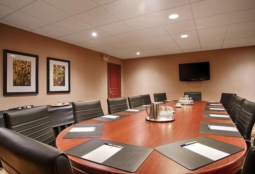 Отель Best Western Parkway Inn & Conference Centre