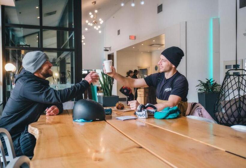 هتل Aava Whistler