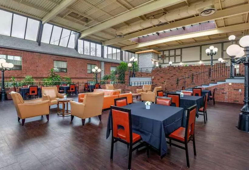 ホテル Quality Inn & Conference Centre