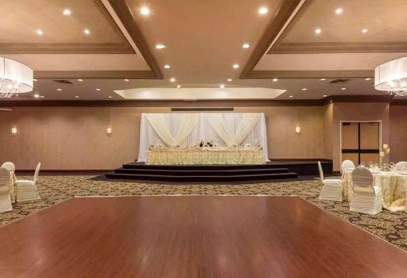 ホテル Quality Inn & Conference Centre