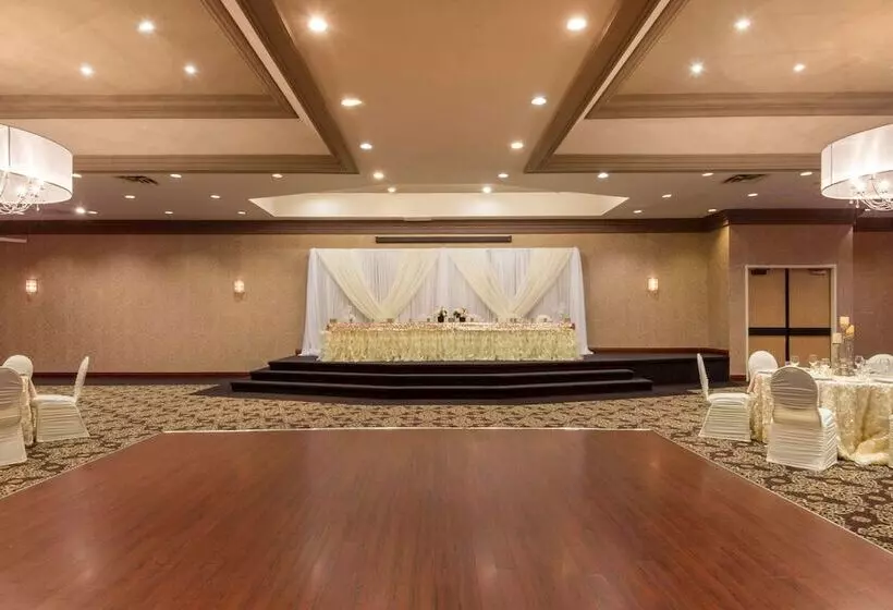 ホテル Quality Inn & Conference Centre