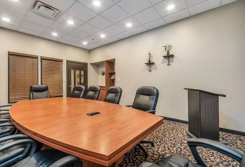 Seven Oaks Hotel Regina