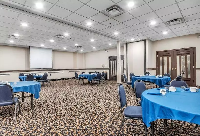 Seven Oaks Hotel Regina