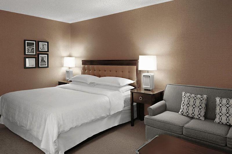 هتل Sheraton Cavalier Saskatoon