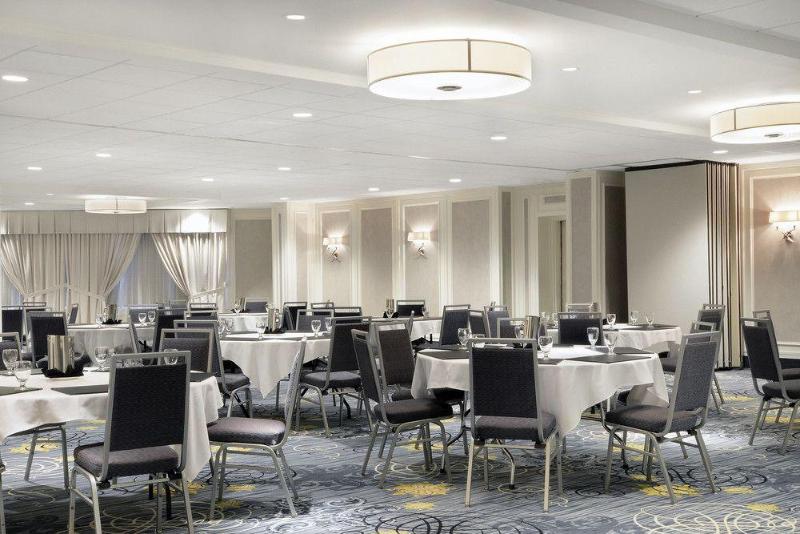 هتل Sheraton Cavalier Saskatoon