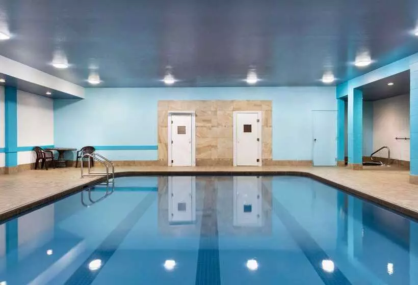 فندق Travelodge By Wyndham Simcoe